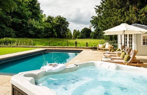 Down Ampney House | Luxury 5 bed Cotswold house with pool and hot tub near Cirencester.