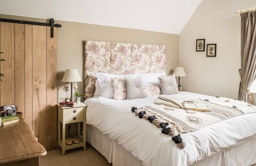 Down Ampney House | Luxury 5 bed Cotswold house with pool and hot tub near Cirencester.