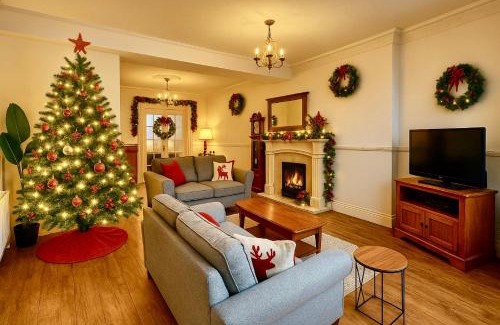 Heeley House | Luxury 5-Bed Home in Nicholson, Close to Sheffield City Centre, Jacuzzi, BBQ, Parking & Wi-Fi, Sleeps 10