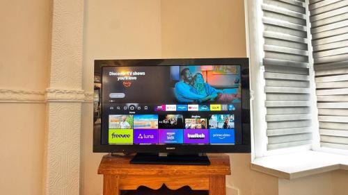 Heeley House | Luxury 5-Bed Home in Nicholson, Close to Sheffield City Centre, Jacuzzi, BBQ, Parking & Wi-Fi, Sleeps 10