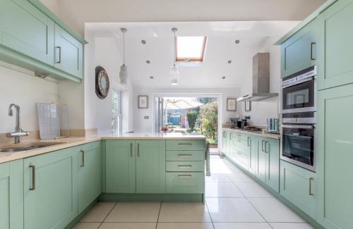 Eltham House | Luxury 5-Bed Home w Cinema Games Room Garden Pass the Keys