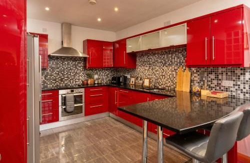 Belfast City Centre Apartment | Luxury 5-Bed Penthouse with Free Parking & Views