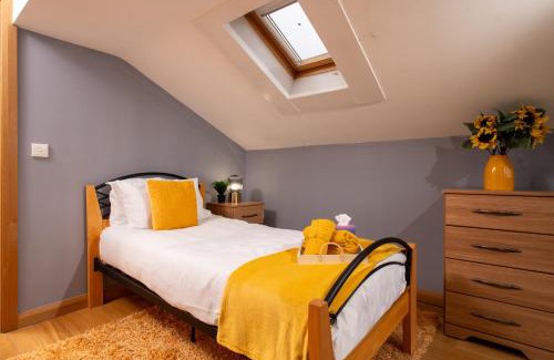 Belfast City Centre Apartment | Luxury 5-Bed Penthouse with Free Parking & Views