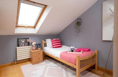 Belfast City Centre Apartment | Luxury 5-Bed Penthouse with Free Parking & Views