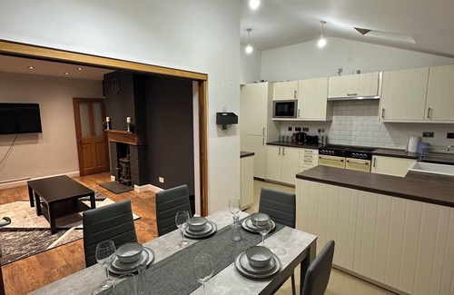 Bloxwich House | Luxury 5 Bedroom Detached HousenBHX, JLR, NEC