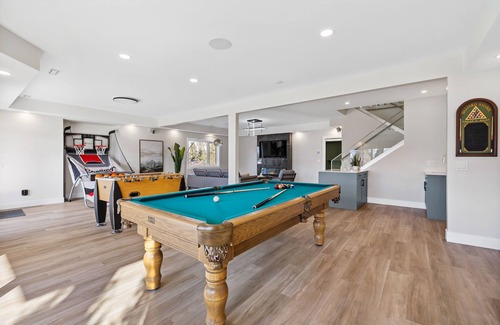 Central Okanagan House | Luxury 5 Bedroom house w/POOL, SAUNA & Games Room