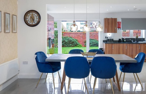 Leavesden House | Luxury 5 bedroom Serviced House Leavesden With 4 Bathrooms and Parking