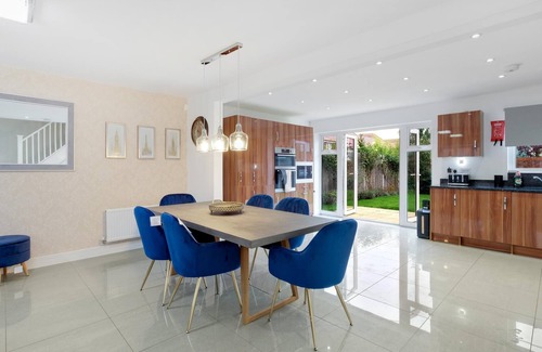 Leavesden House | Luxury 5 bedroom Serviced House Leavesden With 4 Bathrooms and Parking