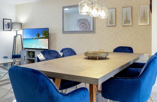 Leavesden House | Luxury 5 bedroom Serviced House Leavesden With 4 Bathrooms and Parking