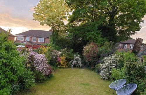 Liverpool House | Luxury 5* Home with Secret Garden and Free Parking