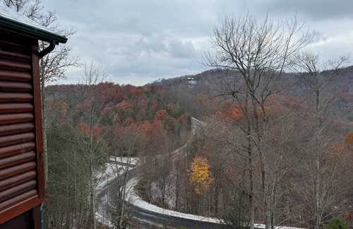 Gatlinburg - Pigeon Forge Cabin | Luxury 5000sqft 6 Acre Lodge with Views, Wildlife, 2 Game Rooms & Fast Internet!
