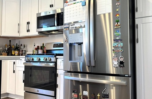 Hartford House | Luxury 5BR 3.5B sleeps 17 w/Hot Tub, Home Theater near Skiing, Golf, & Bars