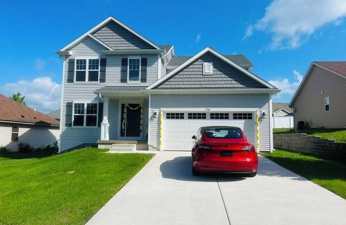 Hartford House | Luxury 5BR 3.5B sleeps 17 w/Hot Tub, Home Theater near Skiing, Golf, & Bars