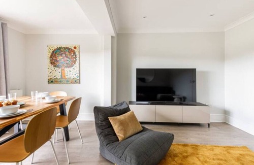 Fortis Green House | Luxury 5BR/5 Beds House Free Parking/Portable Aircons/Great Views