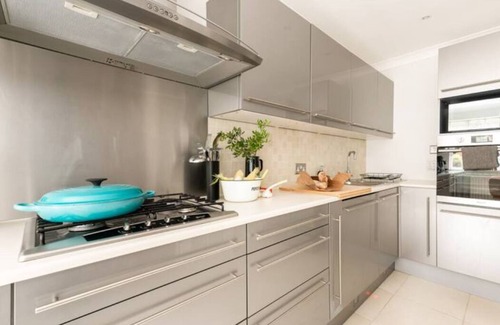 Fortis Green House | Luxury 5BR/5 Beds House Free Parking/Portable Aircons/Great Views