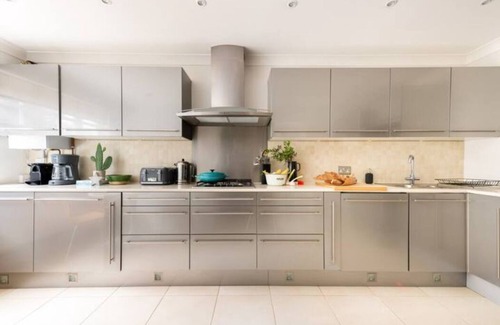 Fortis Green House | Luxury 5BR/5 Beds House Free Parking/Portable Aircons/Great Views