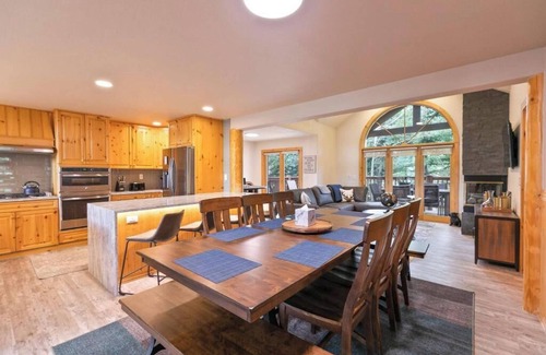 Four O'Clock House | Luxury 5BR Elk townhome, sleeps 14 w/hot tub, one block from Snowflake Lift