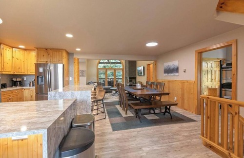 Four O'Clock House | Luxury 5BR Elk townhome, sleeps 14 w/hot tub, one block from Snowflake Lift