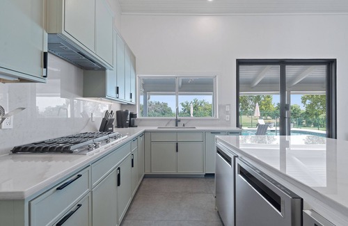 Pleasant Valley House | Luxury 5BR Retreat: Pool, Spa, Golf Views, Mins to Downtown, Rainey & Airport