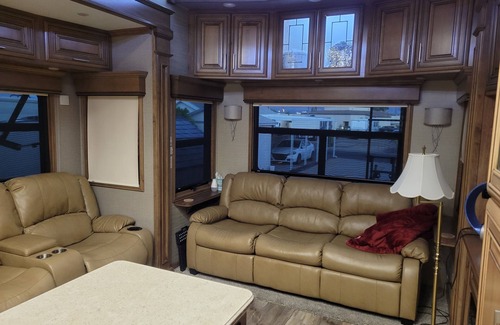 Green Valley House | Luxury 5th Wheel RV in Awesome Resort