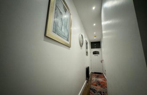 Elland House | Luxury 6-Bed House - 6 En Suite- Jaquzzi Baths - Private Parking - Sleeps 22- 2 Min M62