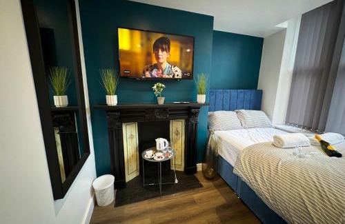 Elland House | Luxury 6-Bed House - 6 En Suite- Jaquzzi Baths - Private Parking - Sleeps 22- 2 Min M62