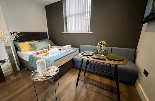 Elland House | Luxury 6-Bed House - 6 En Suite- Jaquzzi Baths - Private Parking - Sleeps 22- 2 Min M62