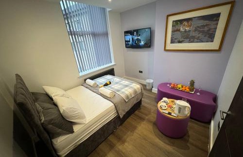 Elland House | Luxury 6-Bed House - 6 En Suite- Jaquzzi Baths - Private Parking - Sleeps 22- 2 Min M62