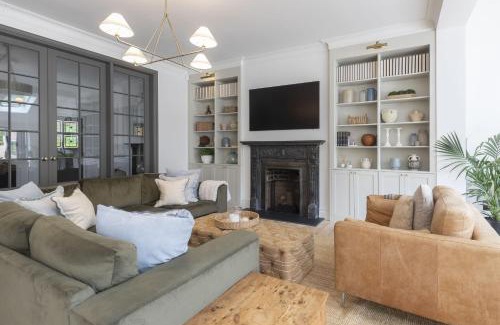 Cheltenham House | Luxury 6 Bedroom Period Home with Sauna and Gym