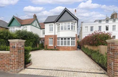 Cheltenham House | Luxury 6 Bedroom Period Home with Sauna and Gym