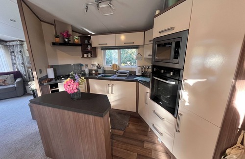 Holton Heath House | Luxury 6 birth caravan on a Parkdean resort. Pet friendly