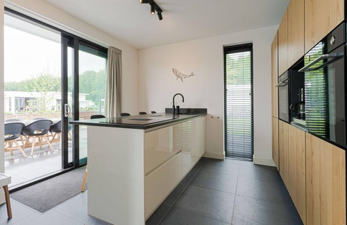 Zeewolde House | Luxury 6-person villa on the water with private jetty, spacious terrace with sunbeds and barbecue. Perfect for a relaxing holiday!