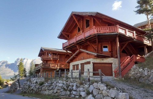 La Joue du Loup Ski Chalet | Luxury 6-room chalet for 14 with fireplace, Wi-Fi and private parking