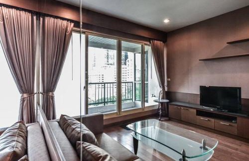 Ratchaprasong Apartment | Luxury 67 sqm private living sanctuary Steps from BTS chidlom