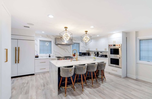 Old Bethpage House | Luxury 6BR House with Pool & Outdoor BBQ