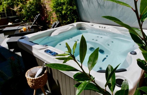 Saffron Walden House | Luxury 8 Bed Manor House Hot Tub Cinema Room SkyTV