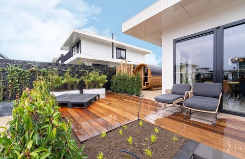 Zeewolde House | Luxury 8-person villa on the water with Jacuzzi, Barrel Sauna, private jetty and spacious garden. Located at Villa Resort Harderwold, near Harderwijk and the Veluwemeer!