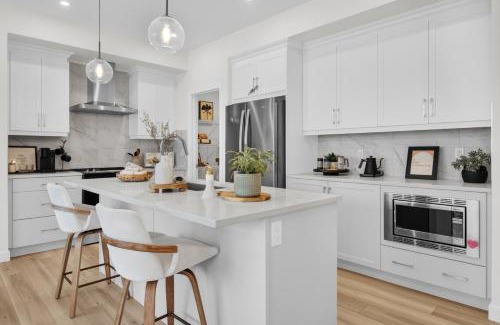 West Edmonton Villa | Luxury AC Sleeps 7