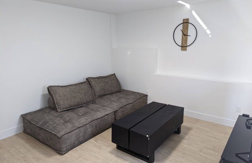 Townline Hill Apartment | luxury airport suite 🏡