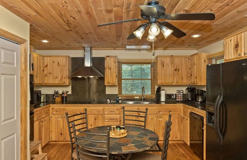 Lake Lure Cabin | Luxury and Comfort in Lake Lure~Hot Tub~Fire pit