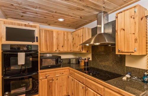 Lake Lure Cabin | Luxury and Comfort in Lake Lure~Hot Tub~Fire pit