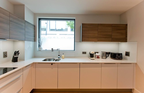 Queenstown House | Luxury and Modern 3 bed 3 bath Battersea Power Station