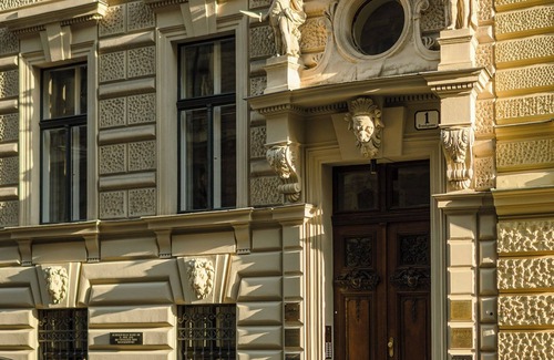 Alservorstadt Apartment | luxury apartment at the Vienna Votiv Church with an idyllic garden viewn