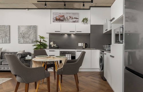 Century City Apartment | Luxury Apartment In Century City - Lagoon Views
