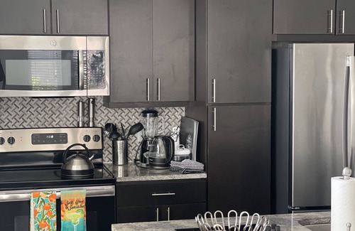 The Colony Apartment | Luxury Apartment in quiet neighborhood with free parking