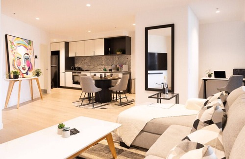 Melbourne Central Business District Apartment | Luxury Apartment with Big Balcony