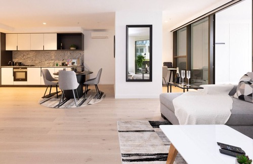 Melbourne Central Business District Apartment | Luxury Apartment with Big Balcony