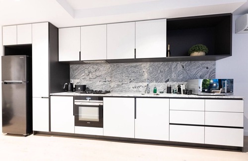 Melbourne Central Business District Apartment | Luxury Apartment with Big Balcony