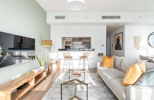 Downtown Dubai Apartment | Luxury Apt, Opposite Burj Khalifa, Dubai Mall & Opera