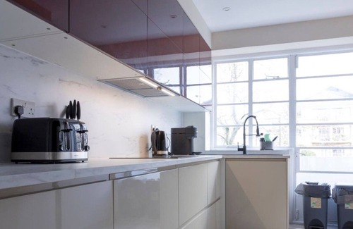 Brondesbury Park Apartment | Luxury Apt w Underfloor Heating & Large Smart TV